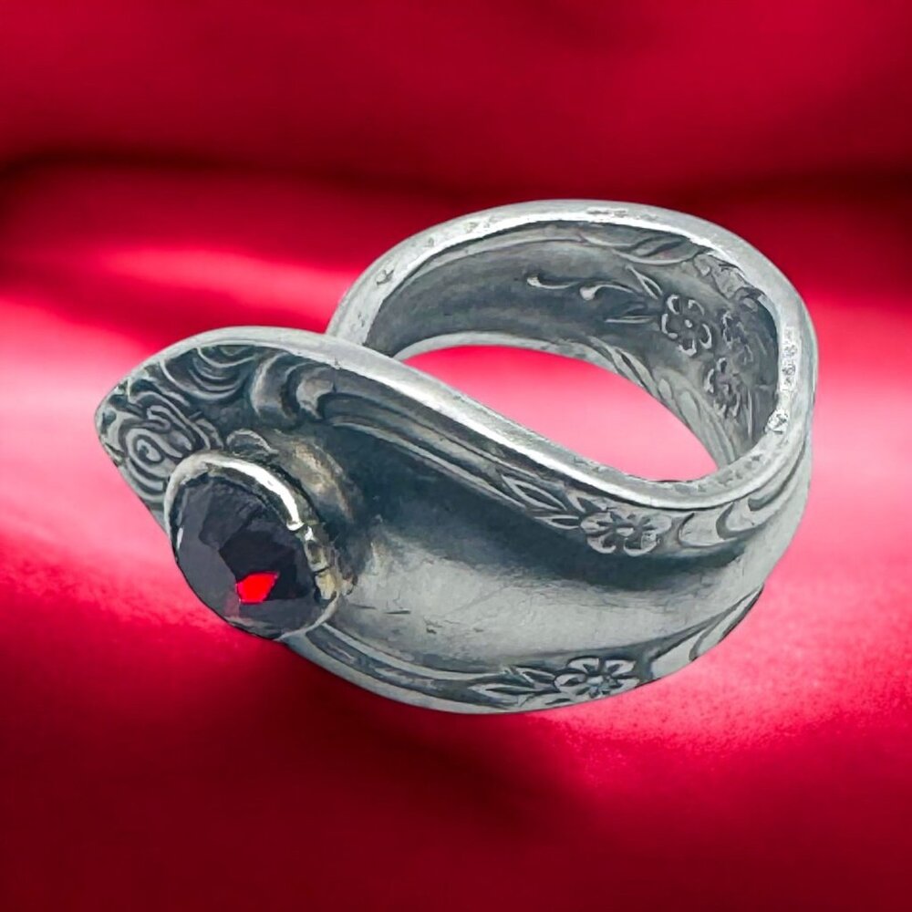 Reed & Barton Spoon Ring – Red Crystal & Floral Engraved Stainless Steel, Size 7 - Picture 4 of 14